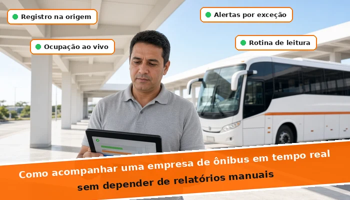 Gestor atento acompanha painel ao vivo no tablet em plataforma de rodoviária ensolarada, com ônibus branco de faixa laranja chegando ao fundo